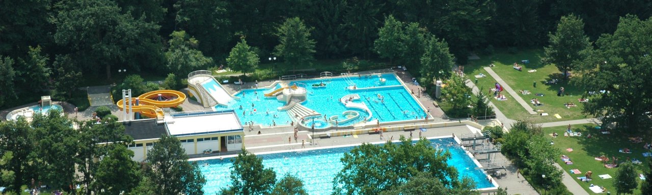 Luftbildansicht auf die zwei großen Schwimmbecken im Schwimmbad Mörfelden.