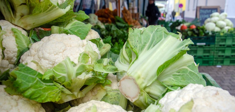 Blumenkohl auf dem Gemüsestand aufgebaut