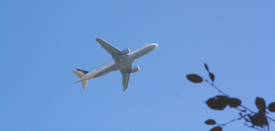 Flugzeug fliegt am blauen Himmel