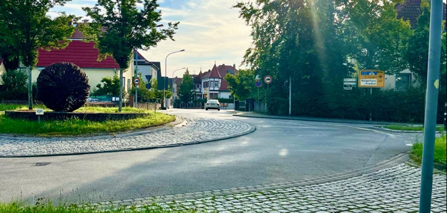 Verkehrskreisel im Hintergrund sieht am Häuser